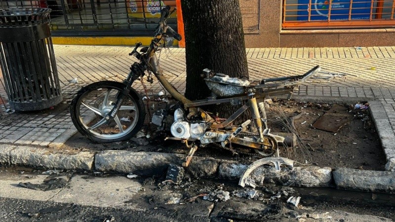 Así quedó la motocicleta incendiada