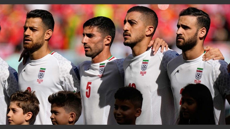 Advirtieron a los jugadores que sus familias se enfrentarían a situaciones de “violencia y tortura” si no cantaban el himno nacional o si se unían a alguna protesta política contra el régimen de Teherán.
