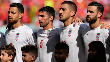 Advirtieron a los jugadores que sus familias se enfrentarían a situaciones de “violencia y tortura” si no cantaban el himno nacional o si se unían a alguna protesta política contra el régimen de Teherán.