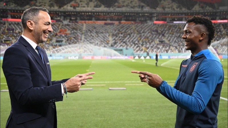 La foto entre Yuri y Djorkaeff en el césped del estadio Khalifa.