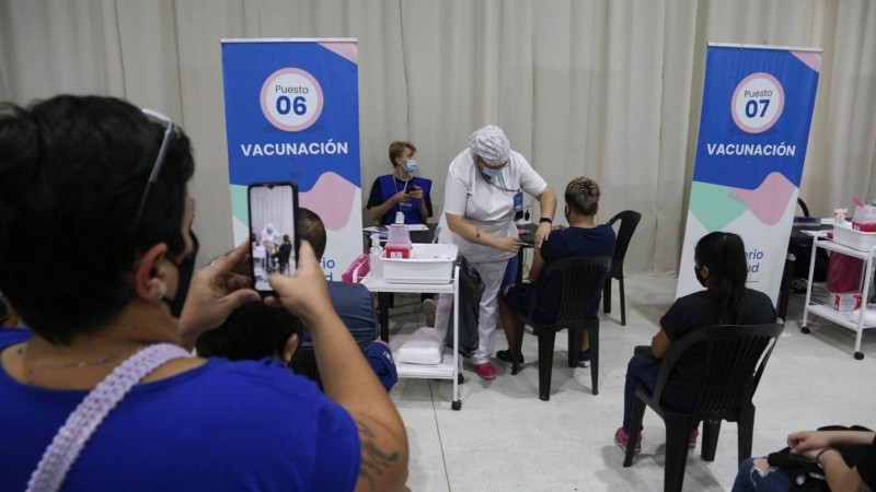  Las vacunas bivalentes contra el coronavirus están en hospitales y centros de salud de Rosario.