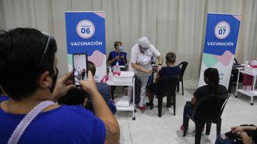 Las vacunas bivalentes contra el coronavirus están en hospitales y centros de salud de Rosario.