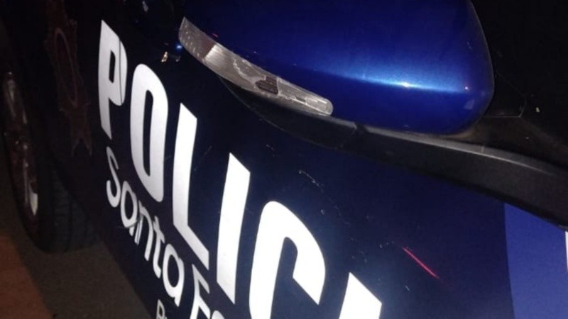 Impactos de bala contra el móvil policial.