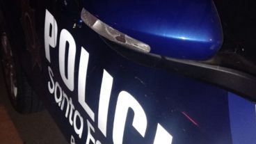 Impactos de bala contra el móvil policial.