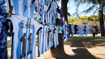 Un puesto de ventas de camisetas tiñen de celeste y blanco el Parque Independencia.