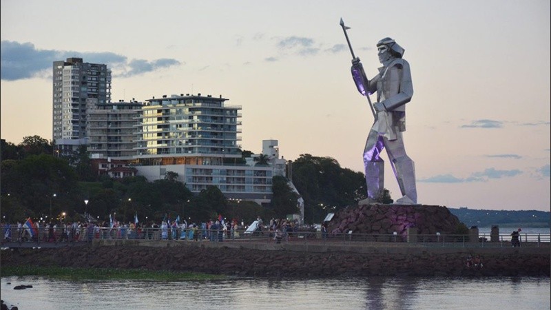 La estatua de seis metros de altura que homenajea a Andresito en Posadas.