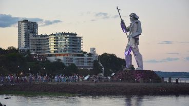 La estatua de seis metros de altura que homenajea a Andresito en Posadas.