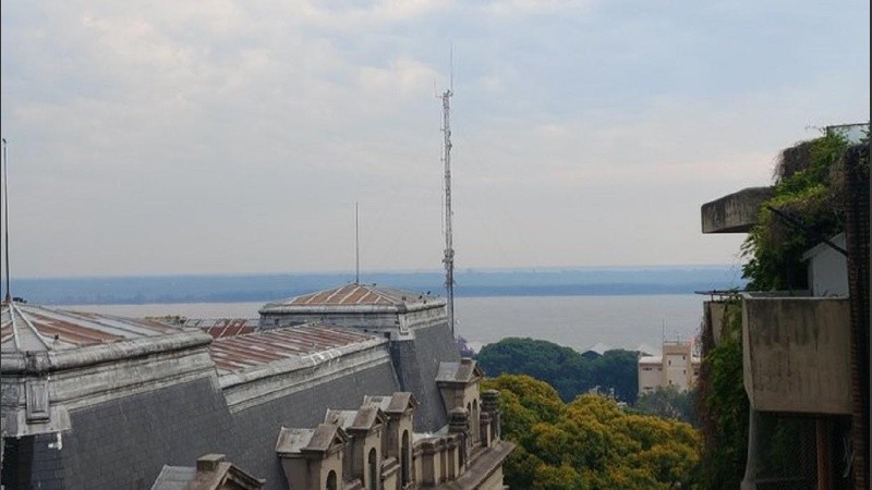 Una foto brumosa desde el centro mirando hacia el Paraná, en medio del olor a humo reportado por vecinos y vecinas esta mañana.