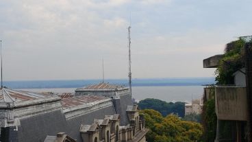 Una foto brumosa desde el centro mirando hacia el Paraná, en medio del olor a humo reportado por vecinos y vecinas esta mañana.