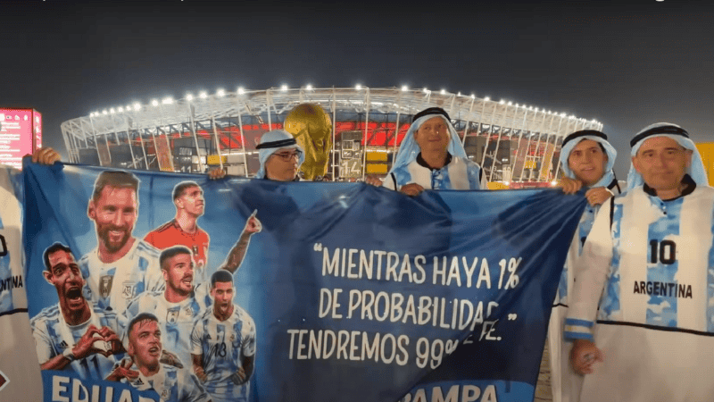 Hinchas argentinos, muchos de Rosario, esperan con expectativa el duelo de la selección con Polonia.