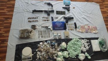 El armamento y la droga secuestrada en Ayala Gauna al 7950.