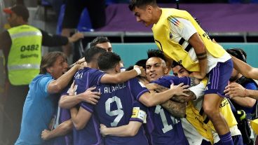 Abrazo de todo el equipo ante un gol clave para la clasificación.