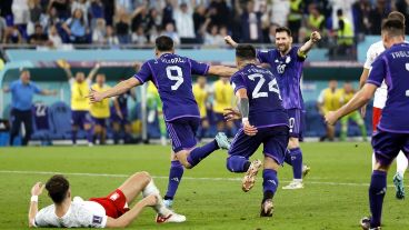 Julián Álvarez celebra tras su golazo, que deja a Argentina líder de su grupo.