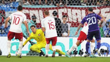 El ex Boca la colocó contra un palo.