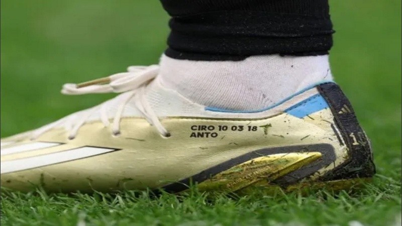 Los botines de Messi y la mención a su familia.