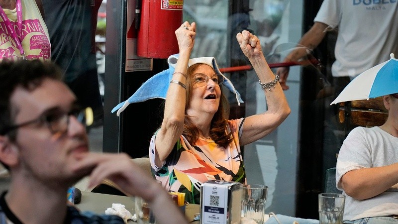 Así vivieron los rosarinos el triunfo de Argentina en uno de los tradicionales bares de la ciudad.