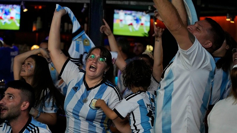 Así vivieron los rosarinos el triunfo de Argentina en uno de los tradicionales bares de la ciudad.