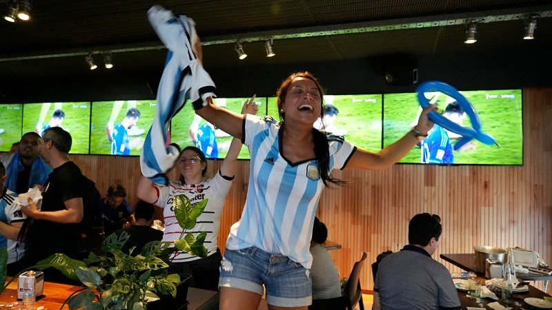Así vivieron los rosarinos el triunfo de Argentina en uno de los tradicionales bares de la ciudad.