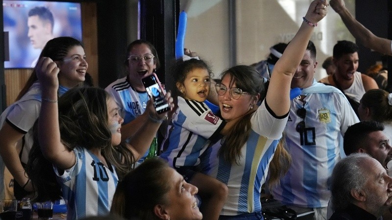 Así vivieron los rosarinos el triunfo de Argentina en uno de los tradicionales bares de la ciudad.