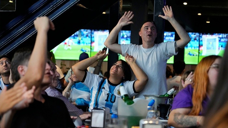 Así vivieron los rosarinos el triunfo de Argentina en uno de los tradicionales bares de la ciudad.