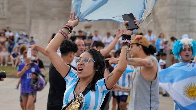 Luego de la victoria frente a Polonia, hubo quienes se acercaron al Monumento a la Bandera para festejar.
