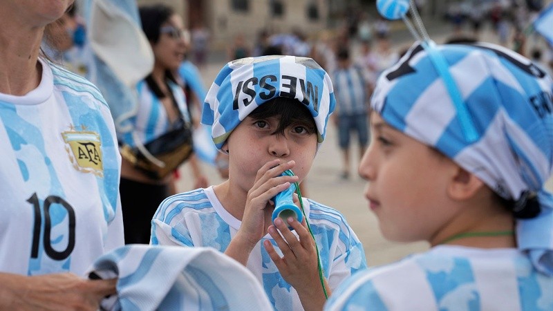 Luego de la victoria frente a Polonia, hubo quienes se acercaron al Monumento a la Bandera para festejar.
