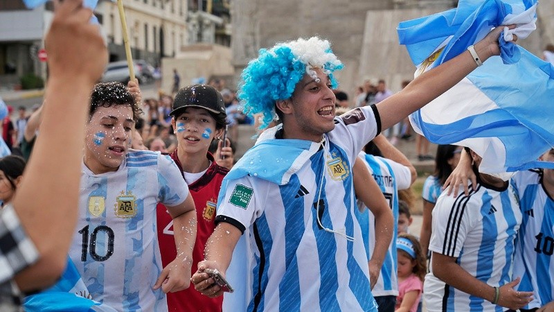 Luego de la victoria frente a Polonia, hubo quienes se acercaron al Monumento a la Bandera para festejar.