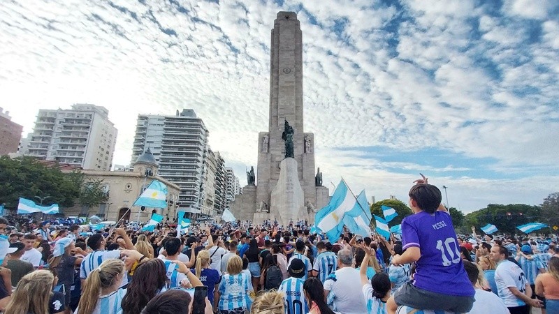 Luego de la victoria frente a Polonia, hubo quienes se acercaron al Monumento a la Bandera para festejar.