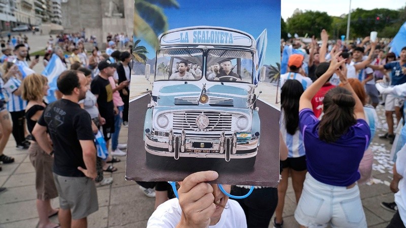 Luego de la victoria frente a Polonia, hubo quienes se acercaron al Monumento a la Bandera para festejar.