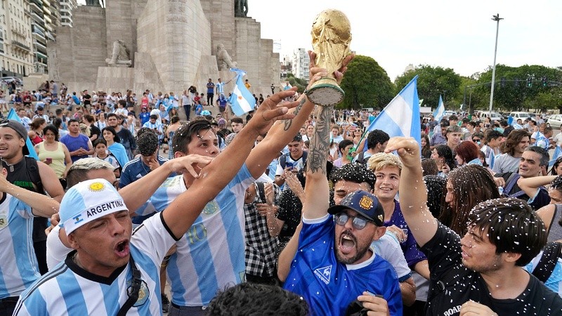 Luego de la victoria frente a Polonia, hubo quienes se acercaron al Monumento a la Bandera para festejar.