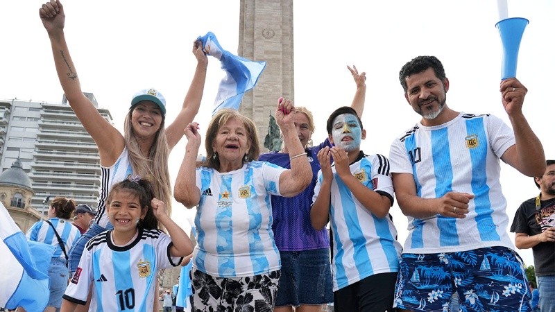 Luego de la victoria frente a Polonia, hubo quienes se acercaron al Monumento a la Bandera para festejar.
