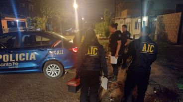 Personal de Criminalística, en el hecho de Barra al 3400.