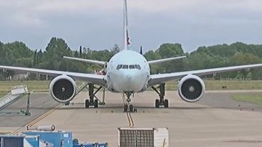 El avión se encuentra estacionado en una de las dos calles de rodaje del aeropuerto local.