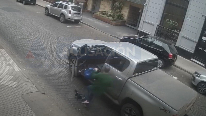 Las imágenes del momento en que el hombre se bajó y disparó.