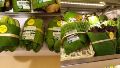 Un supermercado deja de usar envases de plástico y los reemplaza por hojas de plátano