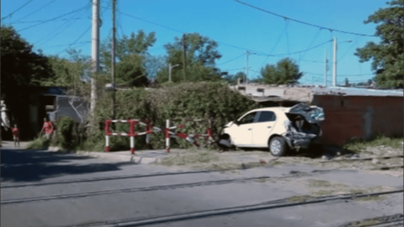 Un auto Volkswagen, modelo Gol Trend y color blanco se metió en una casa luego de chocar con un tren.