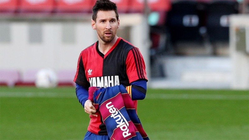 La Pulga usó la camiseta de Maradona como homenaje al Diez, tras su muerte. 