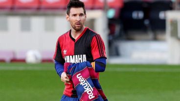 La Pulga usó la camiseta de Maradona como homenaje al Diez, tras su muerte.