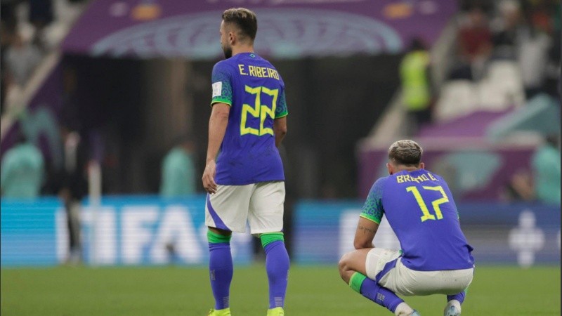 Bruno Guimarães y Everton Ribeiro lamentan la derrota de Brasil ante Camerún, en el cierre de su grupo.