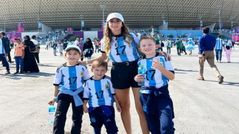 La esposa e hijos del futbolista alentando desde Qatar.