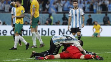 Enzo Fernández se tiró a abrazar a Dibu Martínez tras su tremenda atajada.