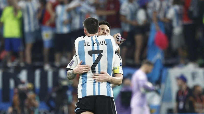 Rodrigo De Paul, clave en la presión del segundo gol, abrazo a Messi, que abrió el partido.
