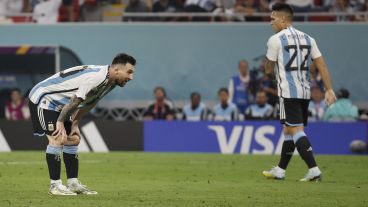 Leo sufrió el final y Lautaro lo mira como pidiendo disculpas por los goles fallados.