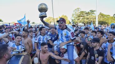 El Monumento a la Bandera y las calles de la ciudad se llenaron de gente celebrando la victoria de Argentina en el Mundial.