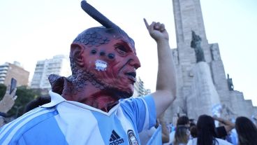El Monumento a la Bandera y las calles de la ciudad se llenaron de gente celebrando la victoria de Argentina en el Mundial.