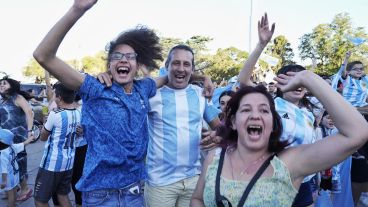 El Monumento a la Bandera y las calles de la ciudad se llenaron de gente celebrando la victoria de Argentina en el Mundial.