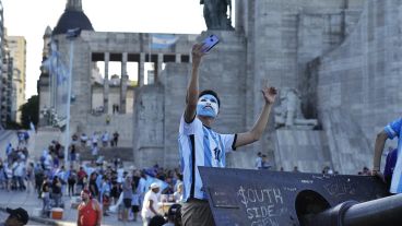 El Monumento a la Bandera y las calles de la ciudad se llenaron de gente celebrando la victoria de Argentina en el Mundial.