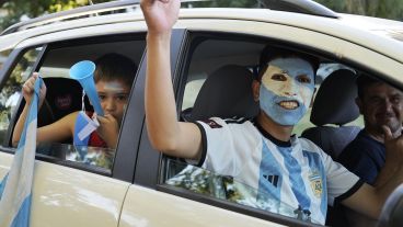 El Monumento a la Bandera y las calles de la ciudad se llenaron de gente celebrando la victoria de Argentina en el Mundial.