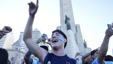 El Monumento a la Bandera y las calles de la ciudad se llenaron de gente celebrando la victoria de Argentina en el Mundial.