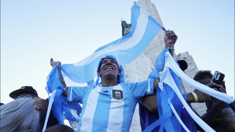 El Monumento a la Bandera y las calles de la ciudad se llenaron de gente celebrando la victoria de Argentina en el Mundial.